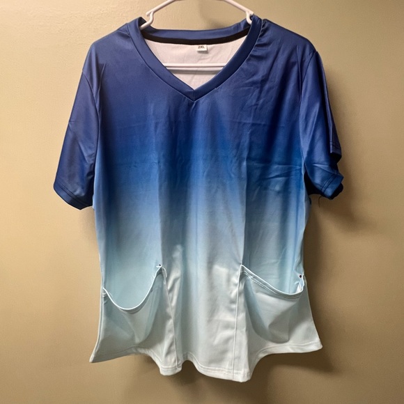 Scrub‎ Top with Pockets - Picture 1 of 3